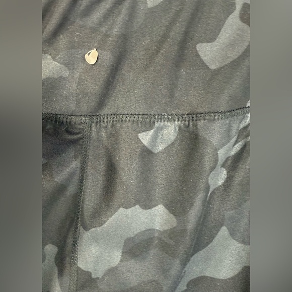 Yogalicious Lux women’s black camo ankle jogger. Size Small. - Picture 4 of 4